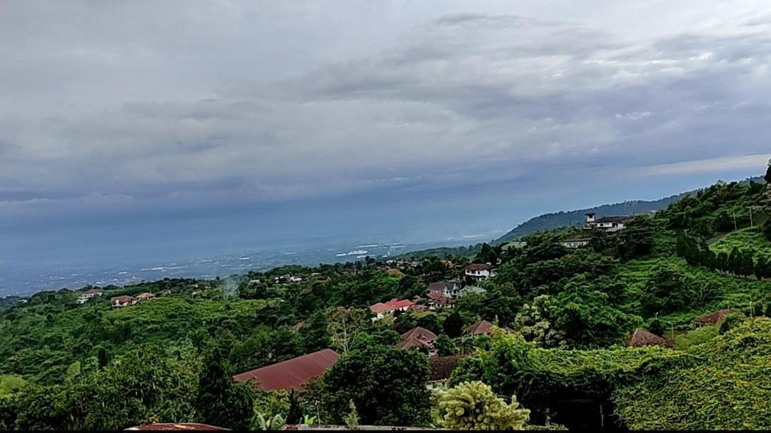 Villa Raung Indah Tretes Prigen Екстериор снимка